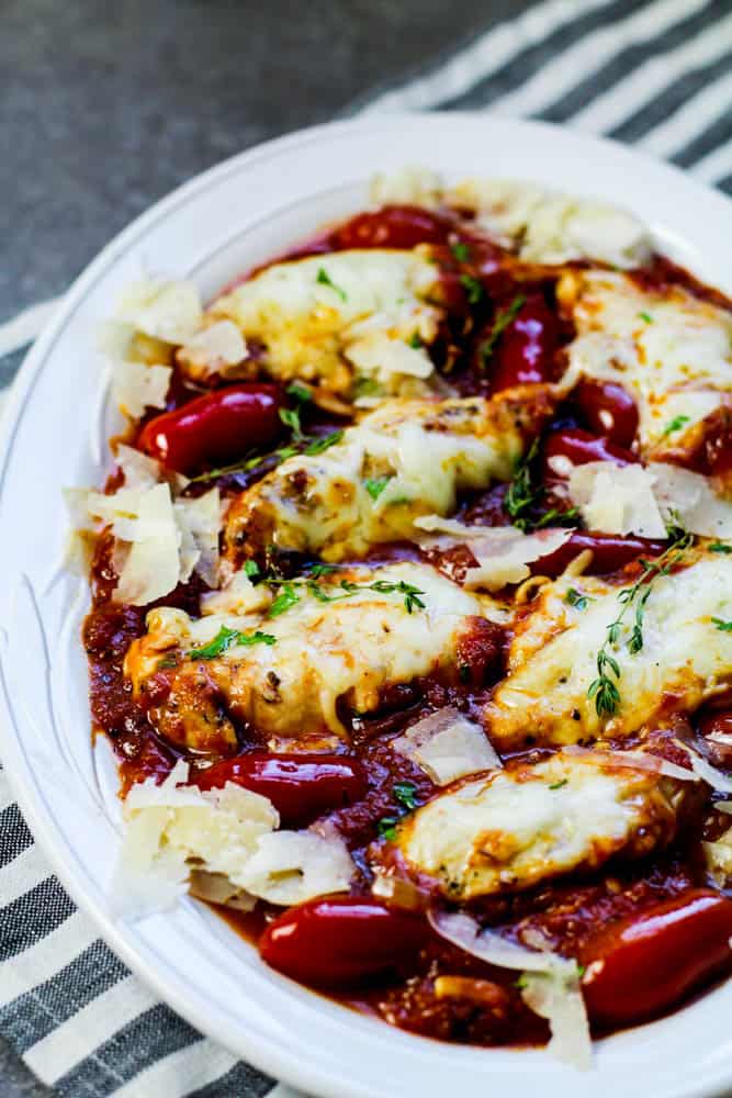 Who’s hungry? I am! This Low Carb 30 Minute Chicken Skillet Dinner is the perfect meal for your family. If you follow a low carb diet or the Keto diet, this might be a dinner with checking out. Anything that takes 30 minutes of less is worth checking out.